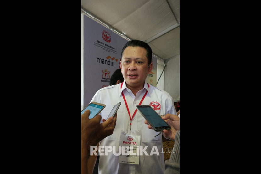 Politikus Partai Golkar, Bambang Soesatyo, menjawab pertanyaan wartawan, usai resmi dilantik sebagai Ketua Umum asosiasi perusahaan perdagangan barang, distributor, keagenan dan industri (Ardin) Indonesia periode 2016-2021 di Hotel Sultan, Jakarta, 