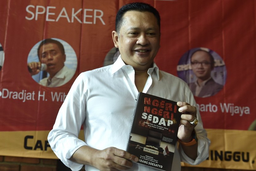Politikus Partai Golkar Bambang Soesatyo menunjukkan buku karyanya berjudul Ngeri-Ngeri Sedap di Jakarta, Minggu (10/9).