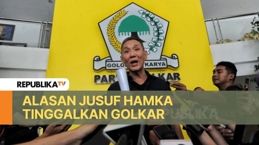 Politikus Partai Golkar Jusuf Hamka alias Babah Alun memberikan keterangan pers usai menyerahkan surat pengunduran diri ke DPP Golkar, Jakarta, Senin (12/8/2024). Dalam keterangannya, Jusuf Hamka memutuskan keluar dari keanggotaan partai Golkar secara penuh sejak 11 Agustus 2024. Ia mengaku memutuskan tidak akan berpolitik lagi setelah resmi mengundurkan diri dari Partai Golkar.