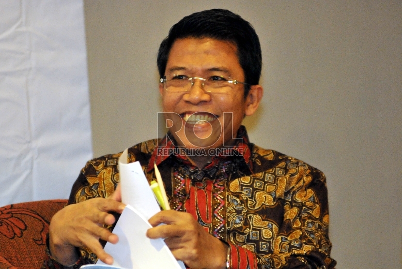 Politikus Partai Golkar Misbakhun, menjadi pembicara saat memberikan keterangan pers terkait survei nasional Indo Barometer mengenai Keberhasilan dan kegagalan setahun pemerintahan Jokowi-JK di Hotel Century Park, Jakarta, Kamis (8/10).