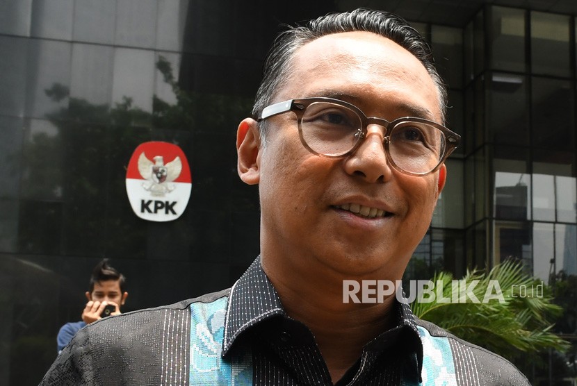 Anggota DPR Nico Siahaan meminta aktivitas di Kebun Binatang Bandung tak terganggu.