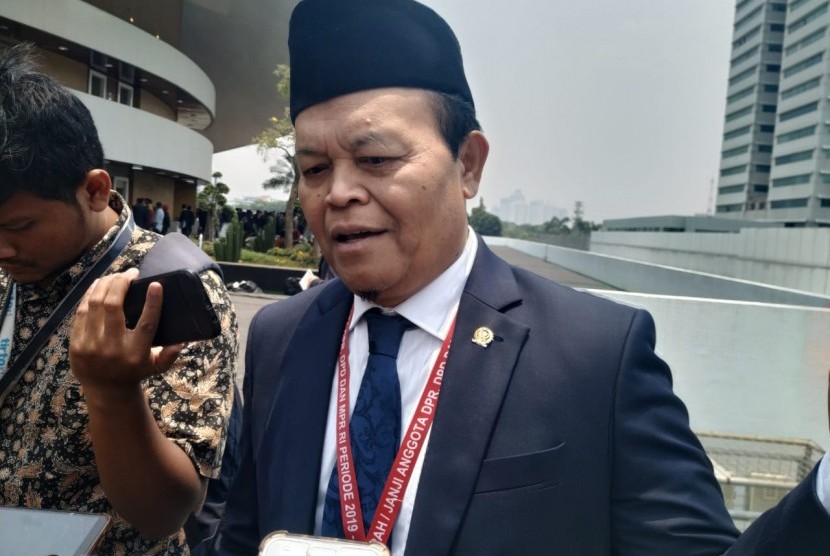 Politikus PKS Hidayat Nur Wahid diwawancarai usai dilantik sebagai anggota DPR terpilih 2019-2024 di Kompleks Parlemen Senayan, Jakarta, Selasa (1/10). 