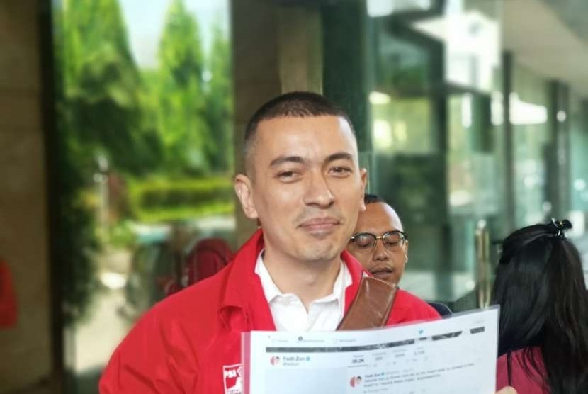 PSI, Politikus PSI Rian Ernest melaporkan Fadli Zon ke Bareskrim Polri, Jakarta, Selasa (25/9). 