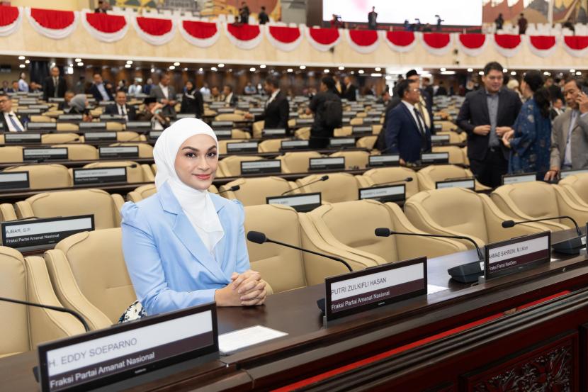 Politikus Putri Zulkifli Hasan secara resmi ditunjuk menjadi Ketua Fraksi PAN DPR RI.