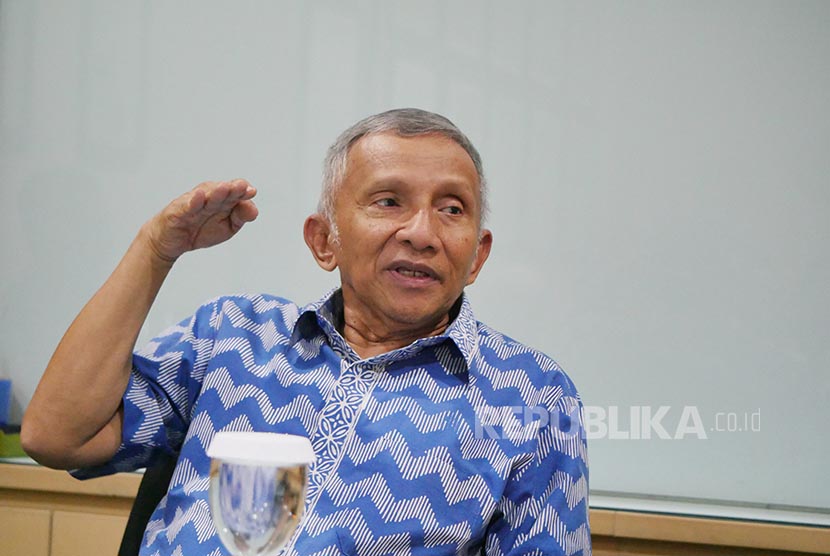 Politikus senior, Amien Rais berbicara saat mengunjungi kantor Redaksi Republika di Jakarta, Selasa (15/11)