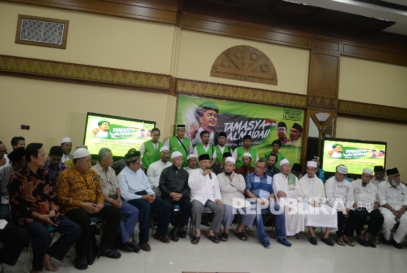 Politikus senior Amien Rais, bersama para alumni 212 menggelar konferensi pers yang bertajuk Tamsya Al-Maidah di Aula Masjid Al-Azhar, Jakarta, Senin (17/4).