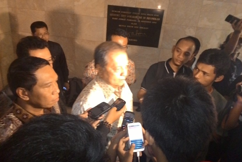 Politikus senior Partai Golkar usai bertemu dengan kubu Agung Laksono di kantor DPP, Rabu (10/12)