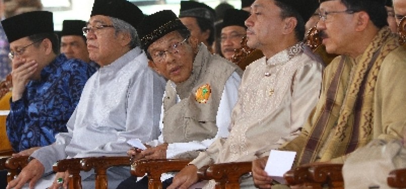 Politisi AM Fatwa (tiga dari kanan), bersama Gubernur DKI Jakarta, Fauzi Bowo (kanan), Menhut Zulkifli Hasan, Ketua MPR, Taufik Kiemas, dan Ketua DPD, Irman Gusman saat peresmian Gedung Putra Fatahilah, Ahad (21/8).