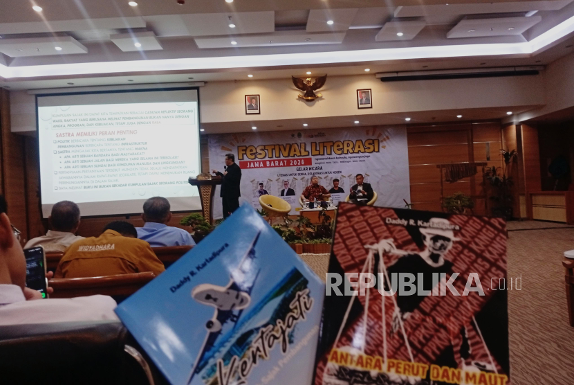 Politisi Gerindra, Daddy Rohanady (tengah)
