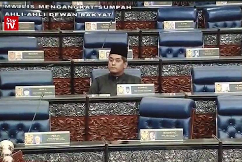 Politisi muda Partai UMNO, Khairy Jamaluddin yang tetap berada di kursinya sementara seluruh anggota parlemen dari UMNO melakukan aksi walk out dalam pelantikan Ketua Parlemen Malaysia, Senin (16/7).