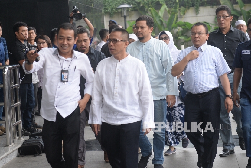 Politisi PAN Drajat Wibowo (kedua kiri) serta Putra Amien Rais, Hanafi Rais (belakang tengah) tiba di Gedung KPK, Jakarta, Senin (5/6)