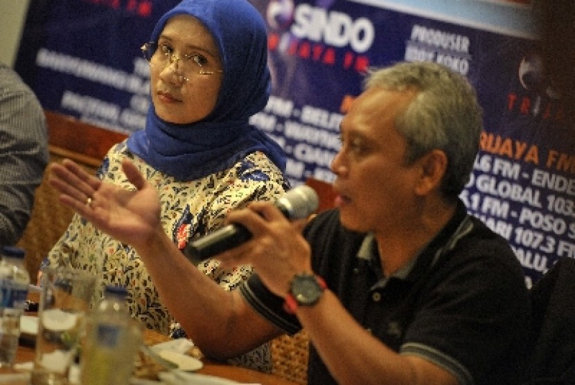 Politisi Partai Demokrat Andi Nurpati (kiri) bersama Wakil Ketua Komisi II DPR FPDIP Arif Wibowo (kanan)