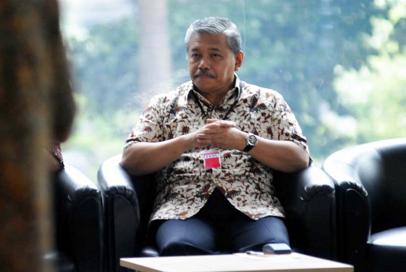 Politisi Partai Demokrat Hayono Isman menunggu pemeriksaan di gedung KPK, Jakarta, Jumat (6/6). 