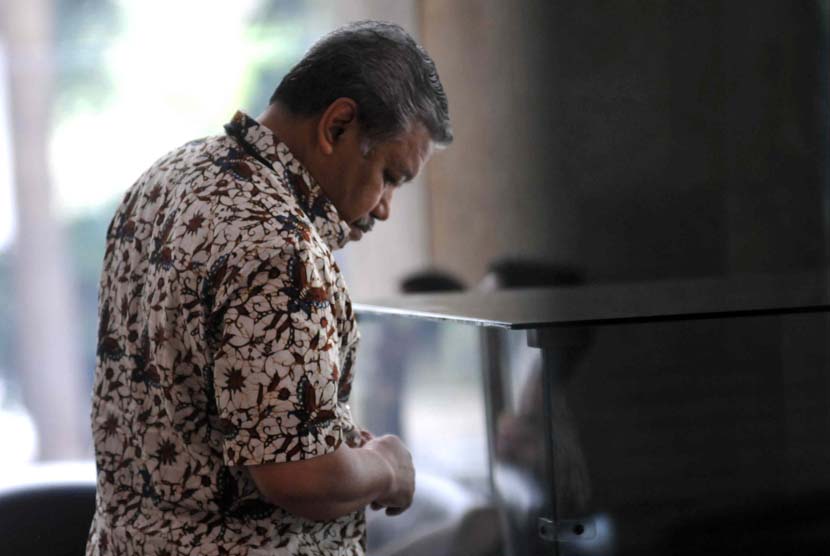 Politisi Partai Demokrat Hayono Isman menunggu pemeriksaan di gedung KPK, Jakarta, Jumat (6/6). 