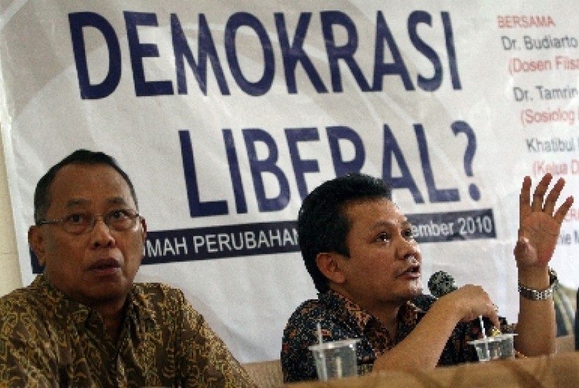 Politisi Partai Demokrat Khatibul Umam Wiranu (kanan) dan Sosiolog dari Universitas Indonesia Tamrin A Tamagola