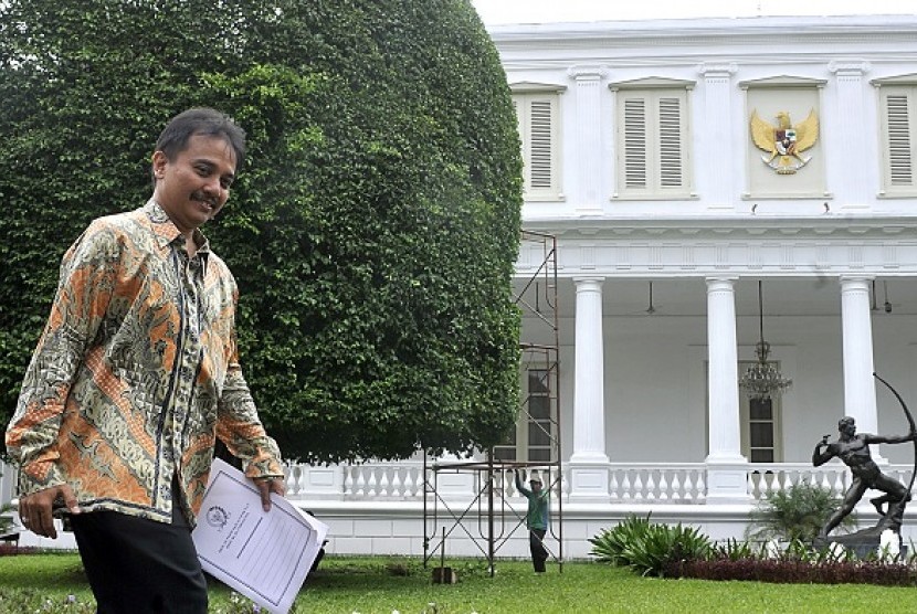 Politisi Partai Demokrat Roy Suryo meninggalkan Istana Negara usai dipanggil Presiden Susilo Bambang Yudhoyono di Jakarta, Jumat (11/1). Roy Suryo menyatakan dirinya telah ditunjuk Presiden SBY sebagai Menpora yang baru menggantikan Andi Alfian Mallarangen