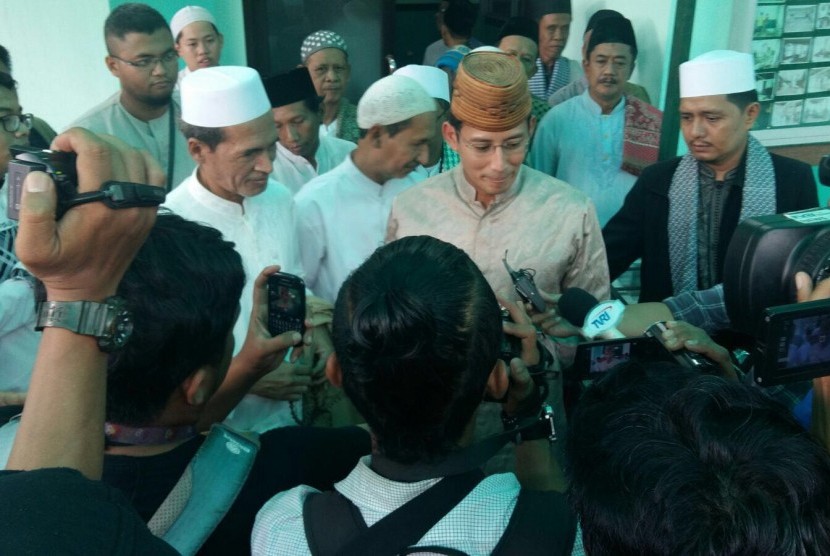 Politisi Partai Gerindra Sandi Uno, mengunjungi Masjid Jami’ Al-Mukarromah.