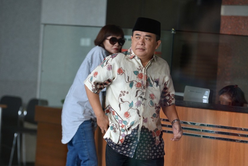 Politisi Partai Golkar Ade Komarudin berjalan seusai menjalani pemeriksaan di gedung KPK Jakarta, Rabu (22/11). 