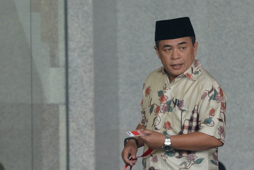 Politisi Partai Golkar Ade Komarudin bersiap menjalani pemeriksaan di gedung KPK, Jakarta, Rabu (22/11). 