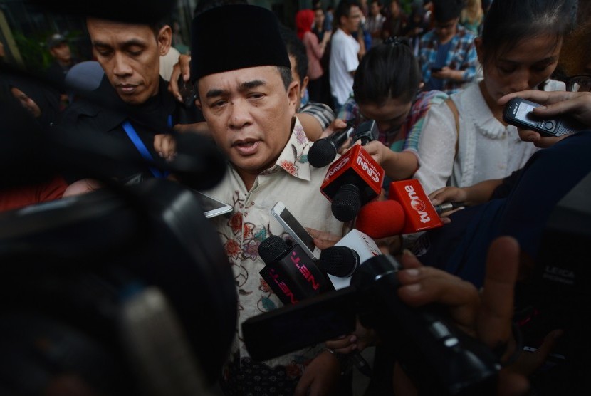 Politisi Partai Golkar Ade Komarudin menjawab pertanyaan wartawan seusai menjalani pemeriksaan di gedung KPK Jakarta, Rabu (22/11). 