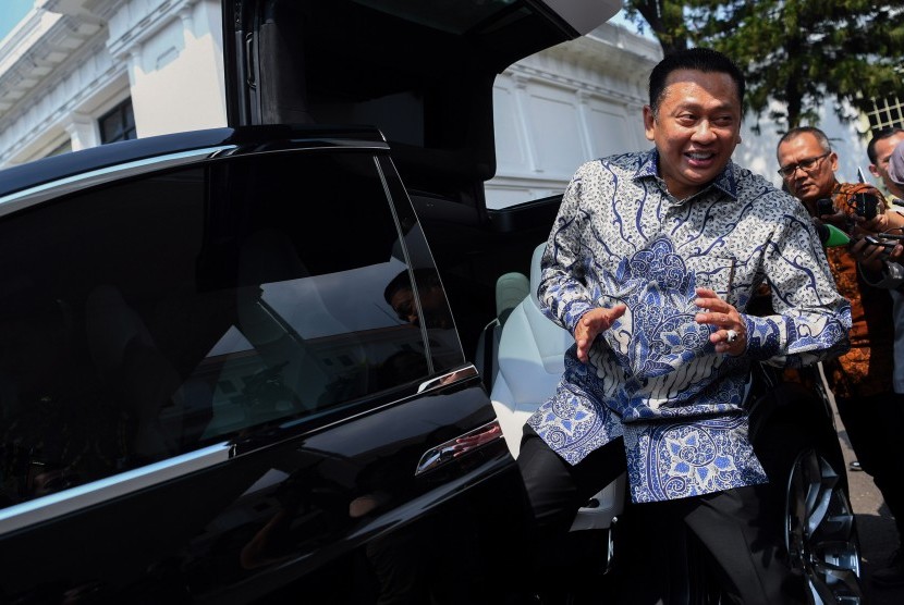 Politisi Partai Golkar Bambang Soesatyo menaiki mobil listrik seusai menemui Presiden Joko Widodo di Kompleks Istana Kepresidenan Jakarta, Senin (15/7/2019).