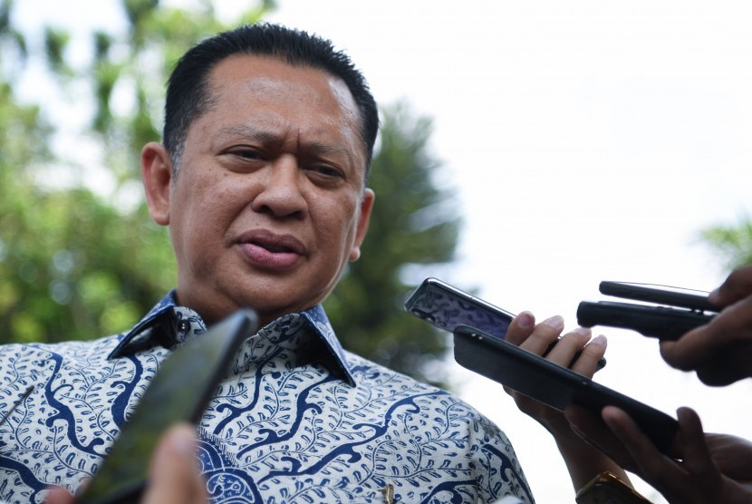 Politisi Partai Golkar Bambang Soesatyo menjawab pertanyaan wartawan seusai menemui Presiden Joko Widodo di Kompleks Istana Kepresidenan Jakarta, Senin (15/7/2019). 