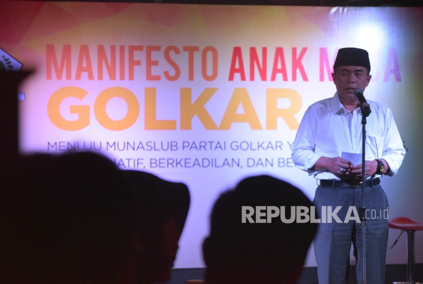 Politisi Partai Golkar sekaligus Ketua DPR RI Ade Komaruddin menyampaikan pidato politiknya usai menerima Manifesto dari perwakilan Anak Muda Golkar di Jakarta, Senin (11/4). (Republika/Rakhmawaty La'lang)
