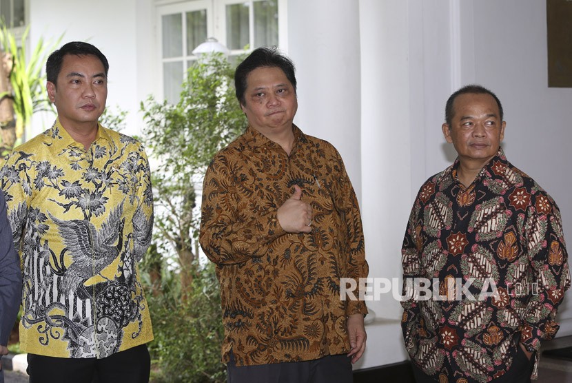 Politisi Partai Golkar yang juga Menteri Perindustrian Airlangga Hartarto (tengah) menyapa wartawan usai bertemu Mantan Ketua Umum Partai Golkar Jusuf Kalla di rumah Dinas, Jakarta, Kamis (30/11). 