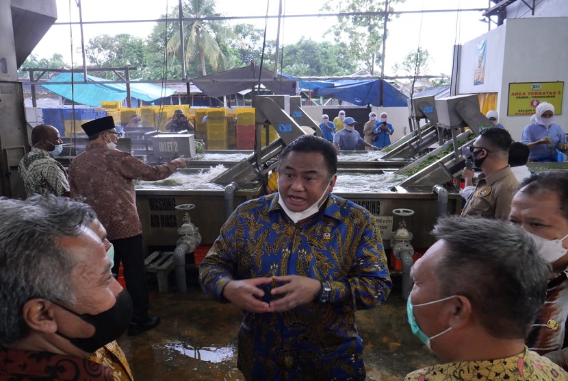 Politisi Partai Nasdem ini melakukan kunjungan kerja ke Jember, Jawa Timur. Ia melakukan pertemuan dengan produsen dan petani edamame, cerutu, padi, dan kedelai. 