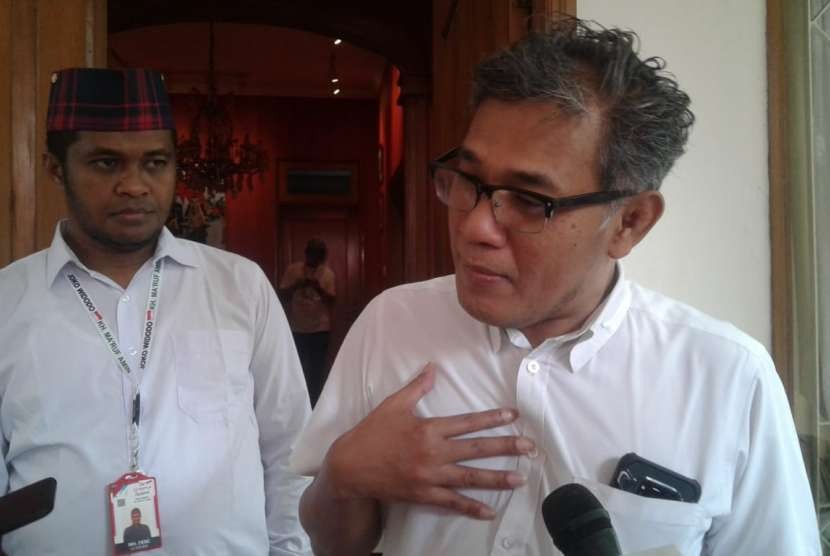 Politisi PDIP Budiman Sudjatmiko berbicara kepada wartawan di Posko Cemara, Menteng, Jakarta Pusat, Rabu (19/9).