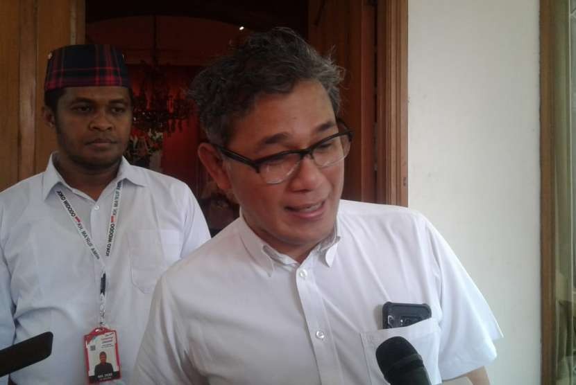Politisi PDIP Budiman Sudjatmiko berbicara kepada wartawan di Posko Cemara, Menteng, Jakarta Pusat, Rabu (19/9).