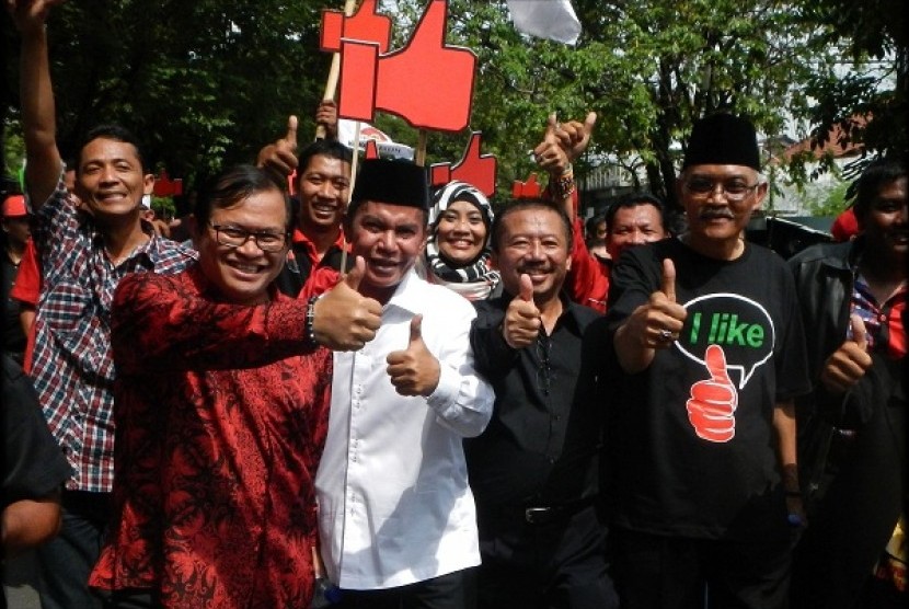 Politisi PDIP, Pramono Anung (2 kiri), mendampingi pasangan Bacagub dan Bacawagub dari PDIP, Bambang DH (2 kanan) dan Said Abdullah (tengah), saat berjalan kaki menuju Kantor KPU Jatim di Surabaya, Sabtu (18/5).