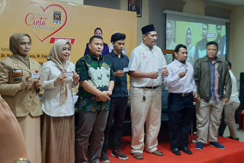 Politisi PKS Mardani Ali Sera membuka pendaftaran anggota baru (kader) melalui Sekolah Cinta Indonesia di Jakarta. 