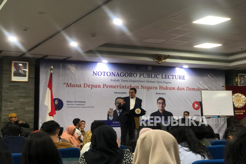 Politisi sekaligus akademisi, Anies Baswedan, saat mengisi Notonagoro Public Lecture 2025 bertajuk Masa Depan Pemerintahan Negara Hukum dan Demokrasi yang digelar oleh Departemen Hukum Tata Negara Fakultas Hukum (FH) Universitas Gadjah Mada (UGM) di Auditorium Gedung B FH UGM, Selasa (26/8/2025).