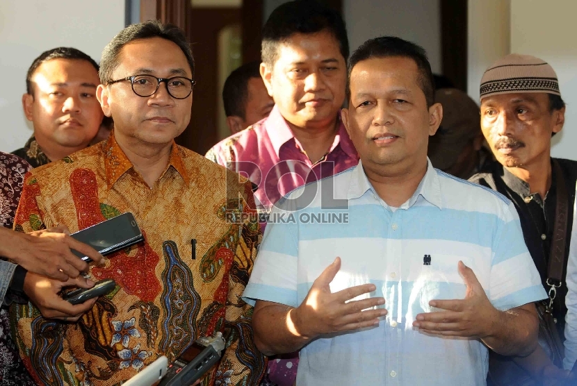 Politisi senior Partai Amanat Nasional (PAN) Sutrisno Bachir (kedua kanan) menerima kedatangan Ketua MPR RI yang juga calon ketua umum Partai Amanat Nasional (PAN), Zulkifli Hasan (kedua kiri) saat tiba di kediaman Sutrisno Bachir, Jakarta, Rabu (18/2).