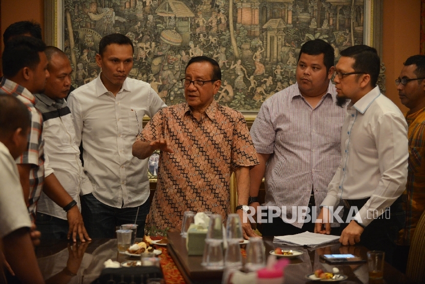 Politisi Senior Partai Golkar Akbar Tandjung memberikan arahan kepada kader muda partai golkar dan sejumlah aktivis seusai menyerahkan petisi saat menggelar silaturahmi di kediamannya, Jakarta, Kamis (11/5).