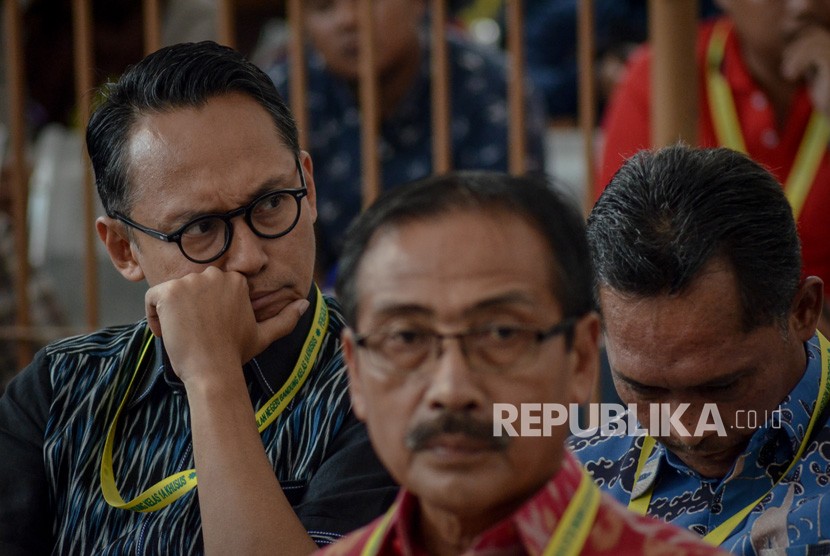 Politisi yang juga Calon Legislatif dari Partai PDIP Nico Siahaan (kiri) menjadi salah satu saksi dalam sidang dengan terdakwa Bupati Cirebon non aktif, Sunjaya Purwadisastra di Pengadilan Tipikor, Bandung, Jawa Barat, Rabu (13/3/2019).