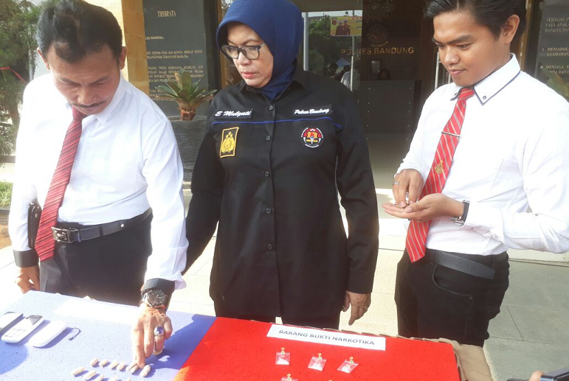 Polres Bandung berhasil meringkus dua tersangka kurir narkoba jenis sabu ke Lapas Jelekong, Rabu (30/5). Modus yang digunakan tergolong baru dengan memasukan sabu ke dalam kacang kemasan.