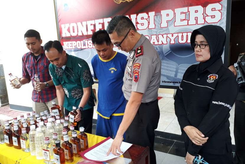 Polres Banyumas menyita ratusan miras bermerek dari seorang pedagang. Miras yang dalam kemasan botol bermerek tersebut, ternyata merupakan miras oplosan. 