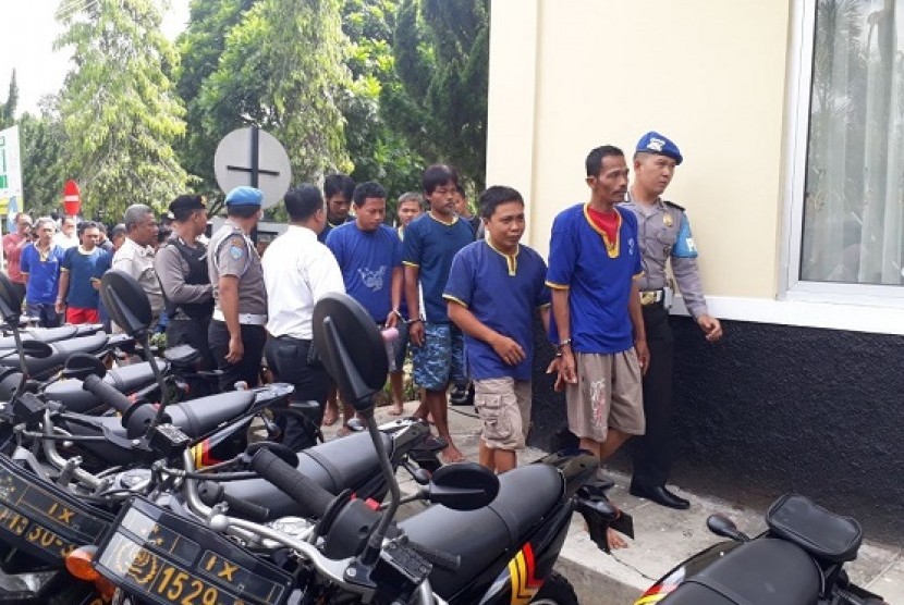 Polres Banyumas meringkus 14 tersangka kasus perjudian, Rabu (1/11). Dari jumlah tersangka tersebut, sebagian besra merupakan penjual kupon judi togel. 