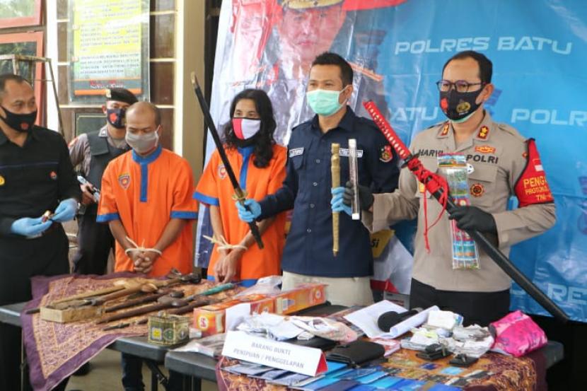 Polres Batu merilis kasus penangkapan dukun palsu yang melakukan penipuan terhadap satu warga di Desa Ngroto, Pujon, Kabupaten Malang, Jawa Timur (Jatim), Rabu (23/9).