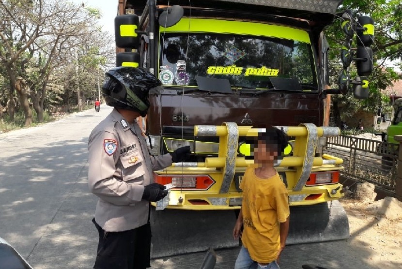Polres Bogor bersama Polsek Parung Panjang melakukan penindakan penilangan kepada supir truk yang masih berusia 15 tahun di Desa Lumpang, Kecamatan Parung Panjang, Kabupaten Bogor, Selasa (6/8).