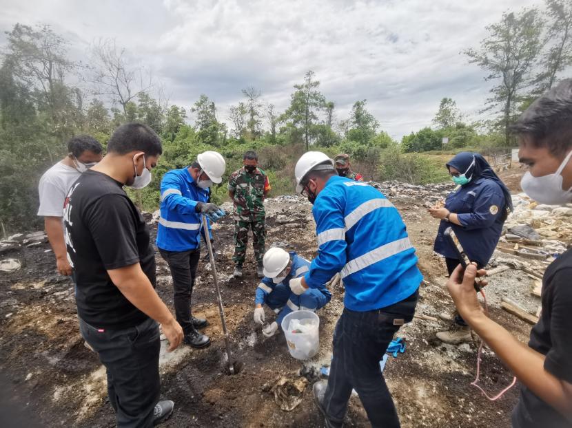 Polres Bogor dan DLH Kabupaten Bogor mendampingi pengambilan sampel pembuangan limbah B3 ilegal di Desa Ciomas, Kecamatan Tenjo, Kabupaten Bogor. 