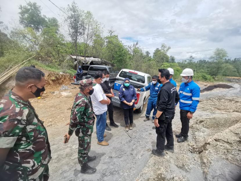 Polres Bogor dan DLH Kabupaten Bogor mendampingi pengambilan sampel pembuangan limbah B3 ilegal di Desa Ciomas, Kecamatan Tenjo, Kabupaten Bogor. 