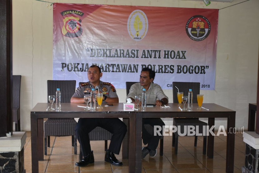 Polres Bogor melakukan deklarasi anti hoax bersama pokja wartawan polres bogor, Senin (12/3).