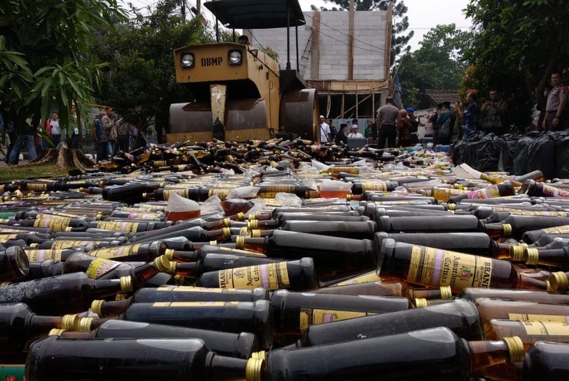 Pemusnahan ribuan botol minuman keras (ilustrasi)
