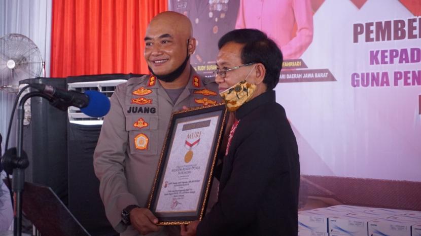Polres Cianjur mendapatkan rekor Muri untuk pelaksanaan rapid tes terbanyak 2.000 peserta yang digelar di Mapolres Cianjur, Kamis (25/6).