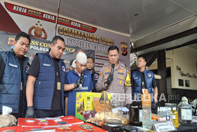Polres Cimahi Mengungkap Kasus Pembuatan Narkotika Jenis Tembakau Sintetis di Sebuah Rumah Kontrakan di Cimahi Selatan, Kota Cimahi, Jawa Barat.