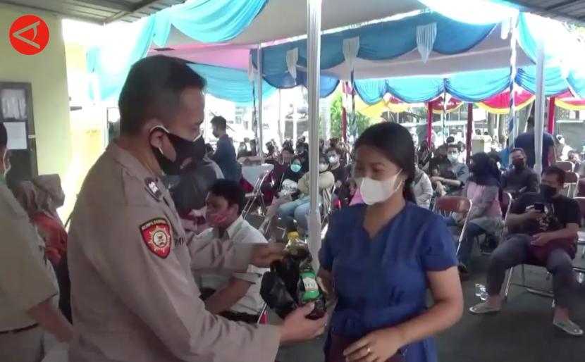 Polres Cimahi menyiapkan 300 liter minyak goreng gratis yang dibagikan kepada para peserta vaksinasi.