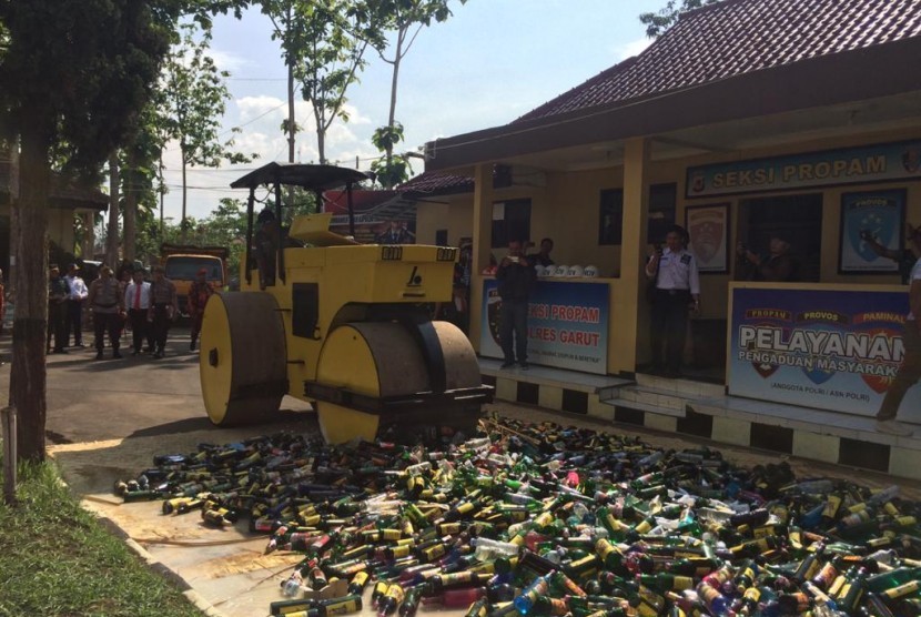 Aparat memusnahkan ribuan botol miras hasil razia 